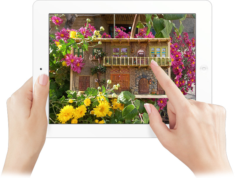 عکس یک ماکت درون تبلت روی دست