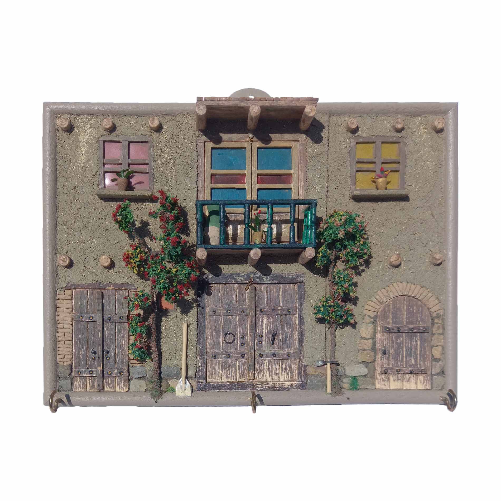 traditional-house-wall-adib-maket ماکت دیوار خانه سنتی ادیب ماکت با بالکن و پنجرههای رنگی و در ورودی چوبی.