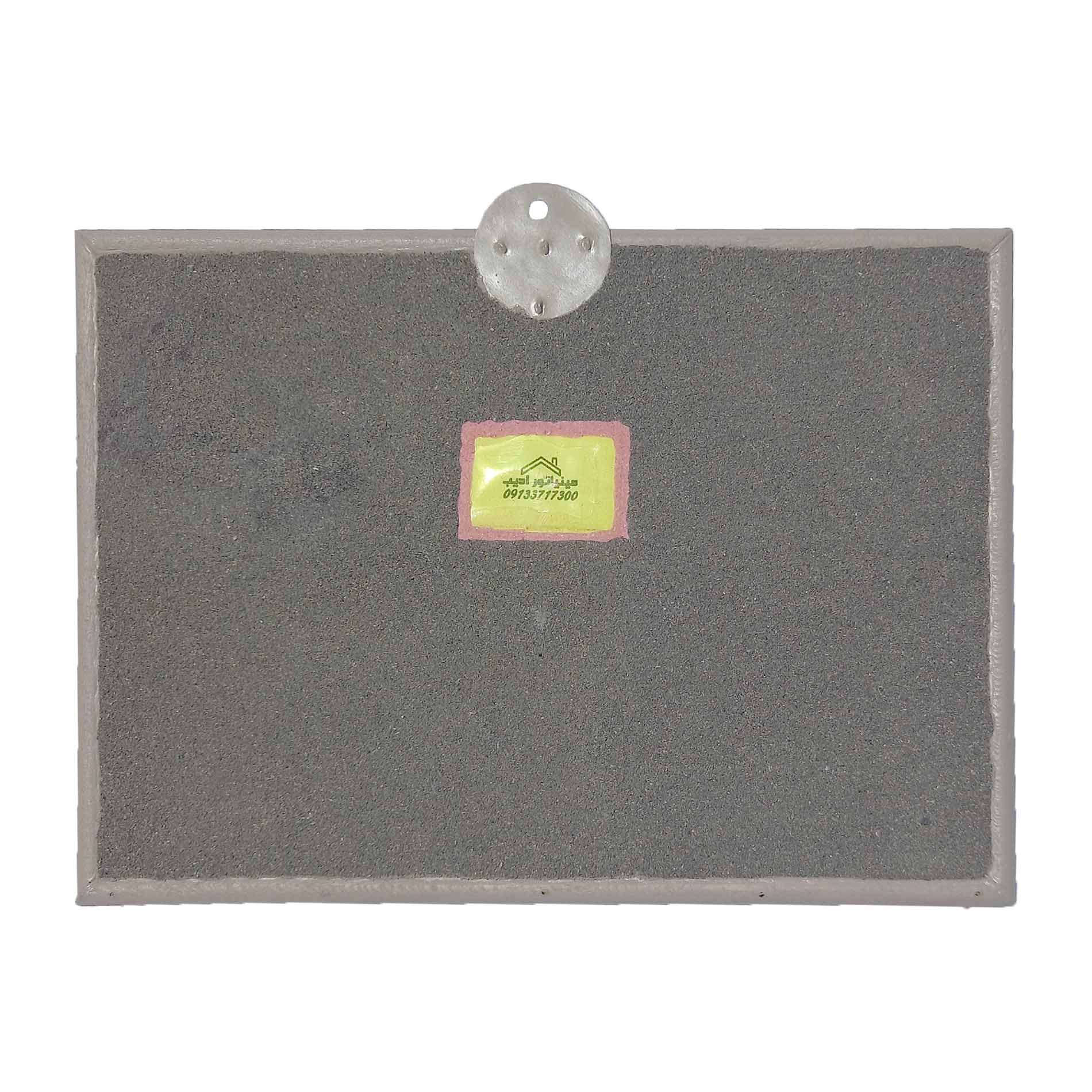 adib-maket-miniature-wall-hanger تصویر، پشت یک ماکت دیوار ادیب ماکت را با محل نصب و لوگو نشان میدهد.