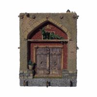 ماکت دیوار و در سنتی ادیب ماکت با تزئینات کاهگلی، در ورودی چوبی و گلدان سبز رنگ.