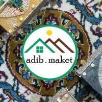 تصویر بندانگشتی با لوگوی ادیب ماکت روی زمینه‌ای از ماکت‌ها و فرش