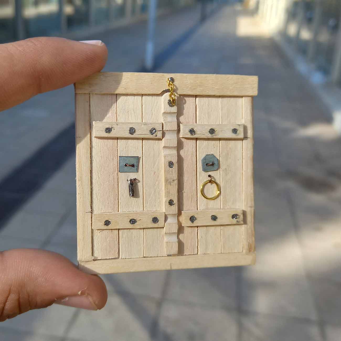 adib-maket-miniature-traditional-wooden-door-with-metal-hardware-outdoor درب مینیاتوری چوبی سنتی ادیب ماکت با یراقآلات فلزی در فضای باز