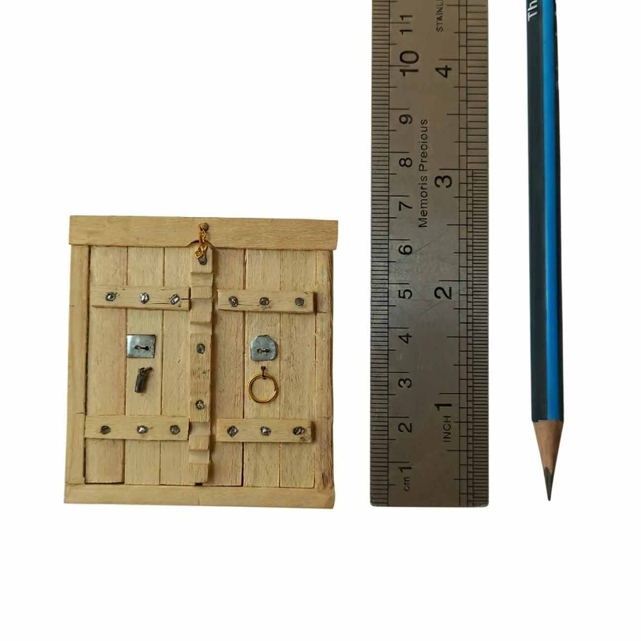 adib-maket-miniature-traditional-wooden-door-with-hardware-next-to-ruler درب مینیاتوری چوبی سنتی ادیب ماکت با یراقآلات در کنار خطکش